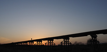 夕焼けと橋の写真