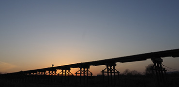 夕焼けと橋の写真