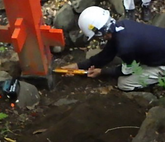 木部製品点検業務の様子