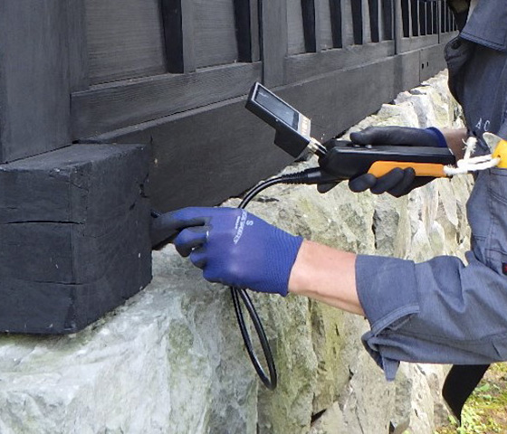 木部製品点検業務の様子